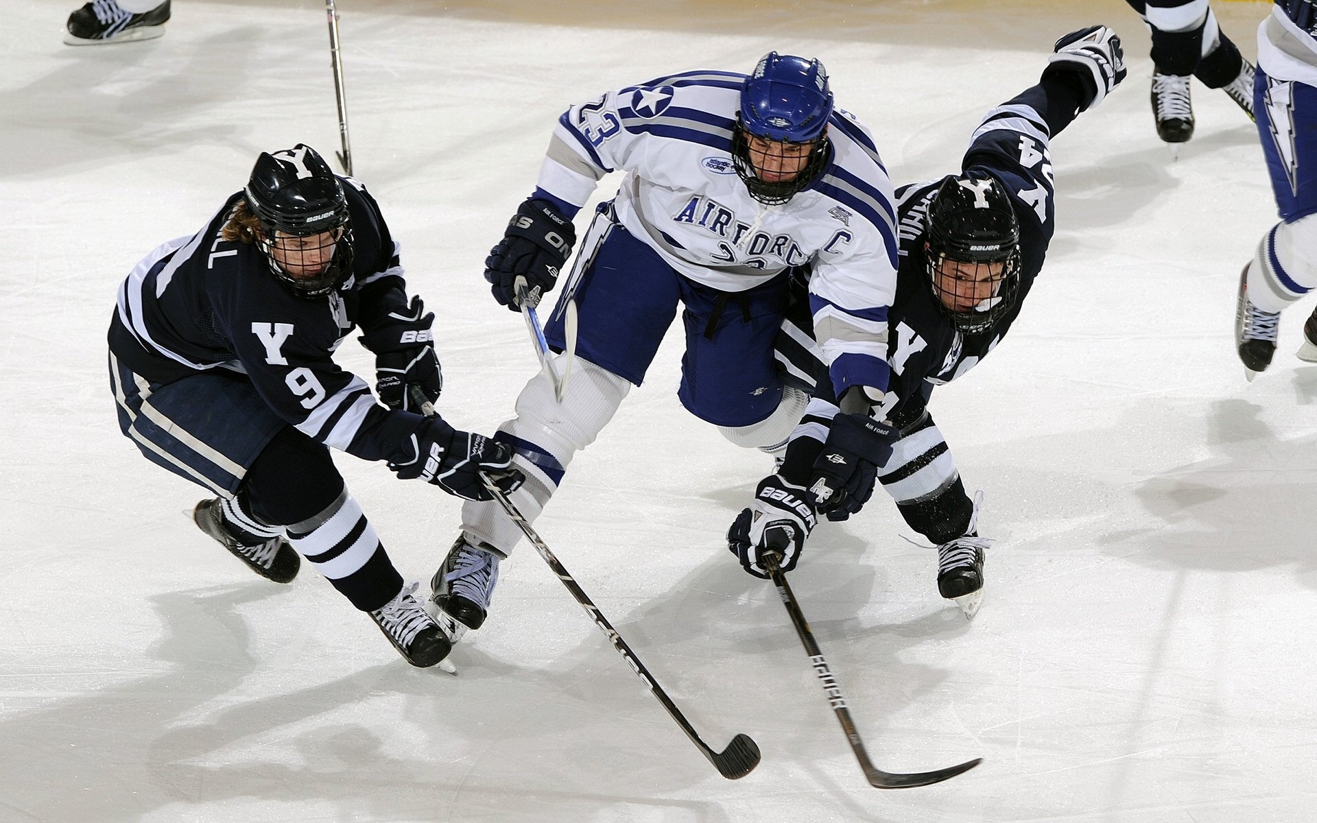 爱游戏体育官方在线-托桑·埃夫布奥姆万在NBA常规赛中首次亮相，埃托奥和布冯相视一笑